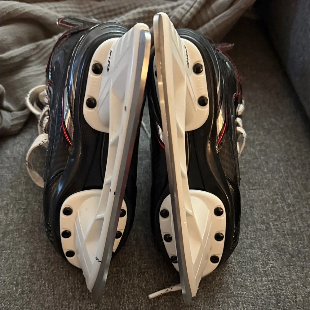 Bauer X2.7 Vapor Black and White Ice Hockey Skates with Red Accents Size Y12 - Picture 6 of 7